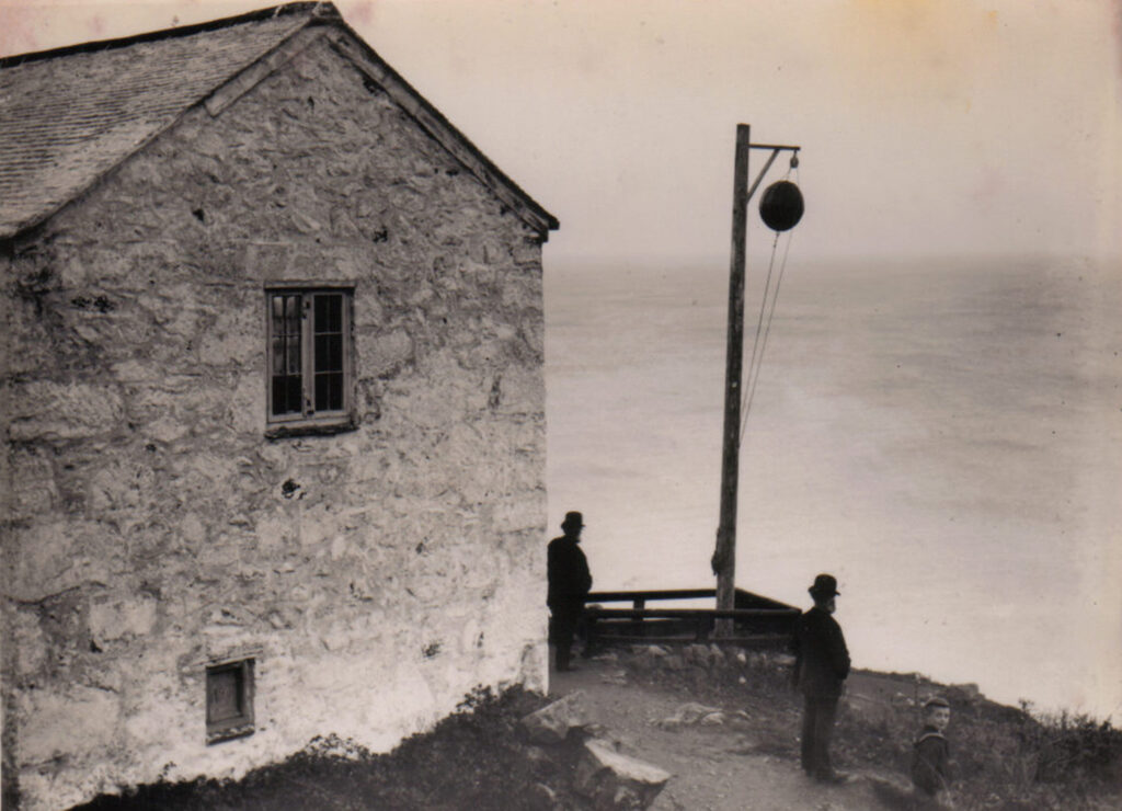 Huers Hut archive image outside - FS-111